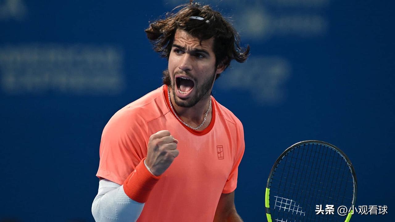 🎾🎾东京ATP500：阿尔卡拉斯苦战三盘拿下卫冕首胜，上半区仅剩他一名种子