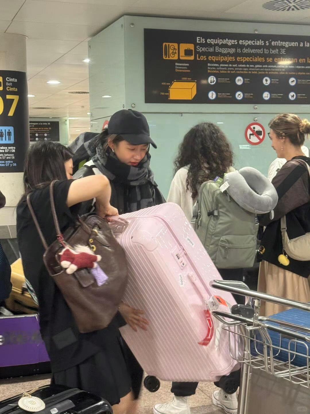 关晓彤带着网球拍旅游关晓彤这是要打遍全世界的网球场吗 关晓彤去旅游还带着球拍，这