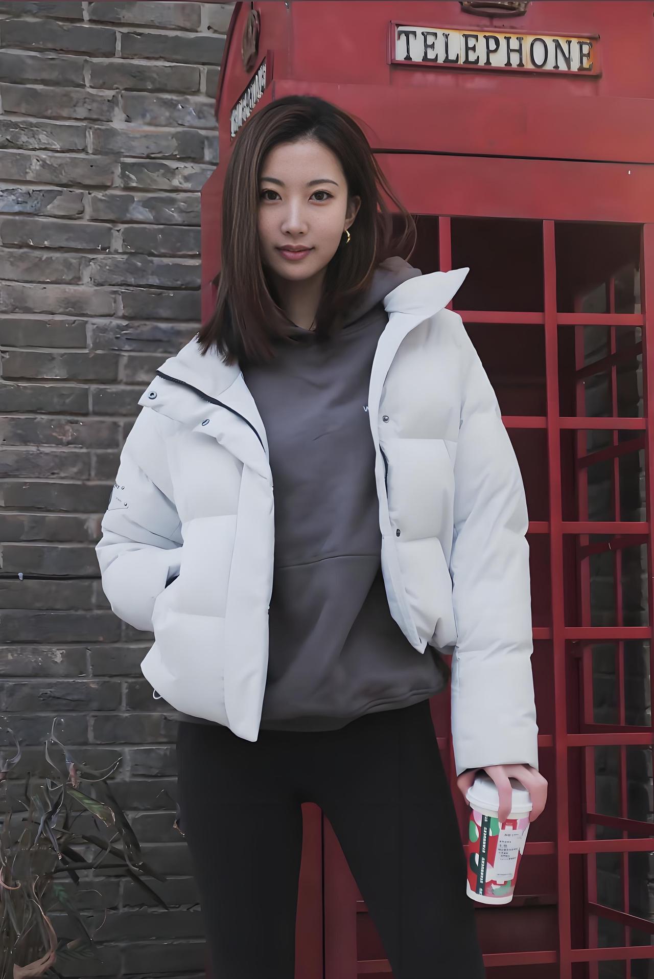 秋日穿搭指南🍂 温暖羽绒服+舒适卫衣，搭配一杯热咖啡，享受悠闲时光。📸