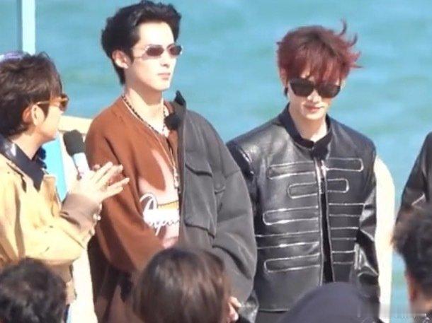 王鹤棣挑丁程鑫下巴你好星期六你好星期六全员团建路透王鹤棣被王鹤棣挑丁程鑫下巴的互