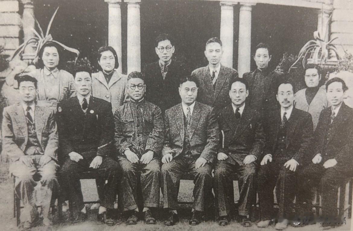 1949年，上海解放时地下组织部分负责人和干部的合影。前左起：王尧山、沙文汉、刘