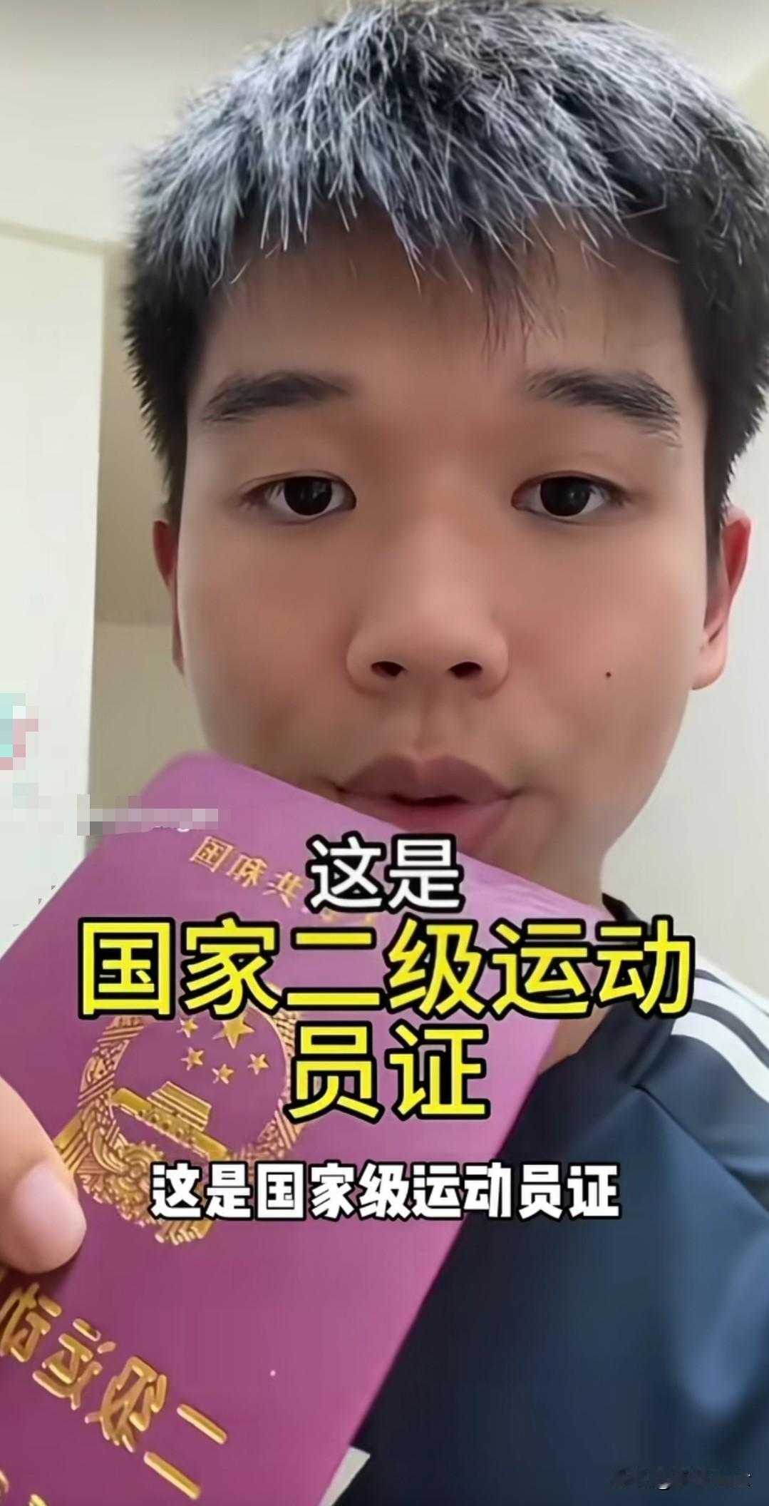 这才是中国足球发展落后的真正症结所在吧！作为曾经的中国足球参与者，小伙儿对着镜头