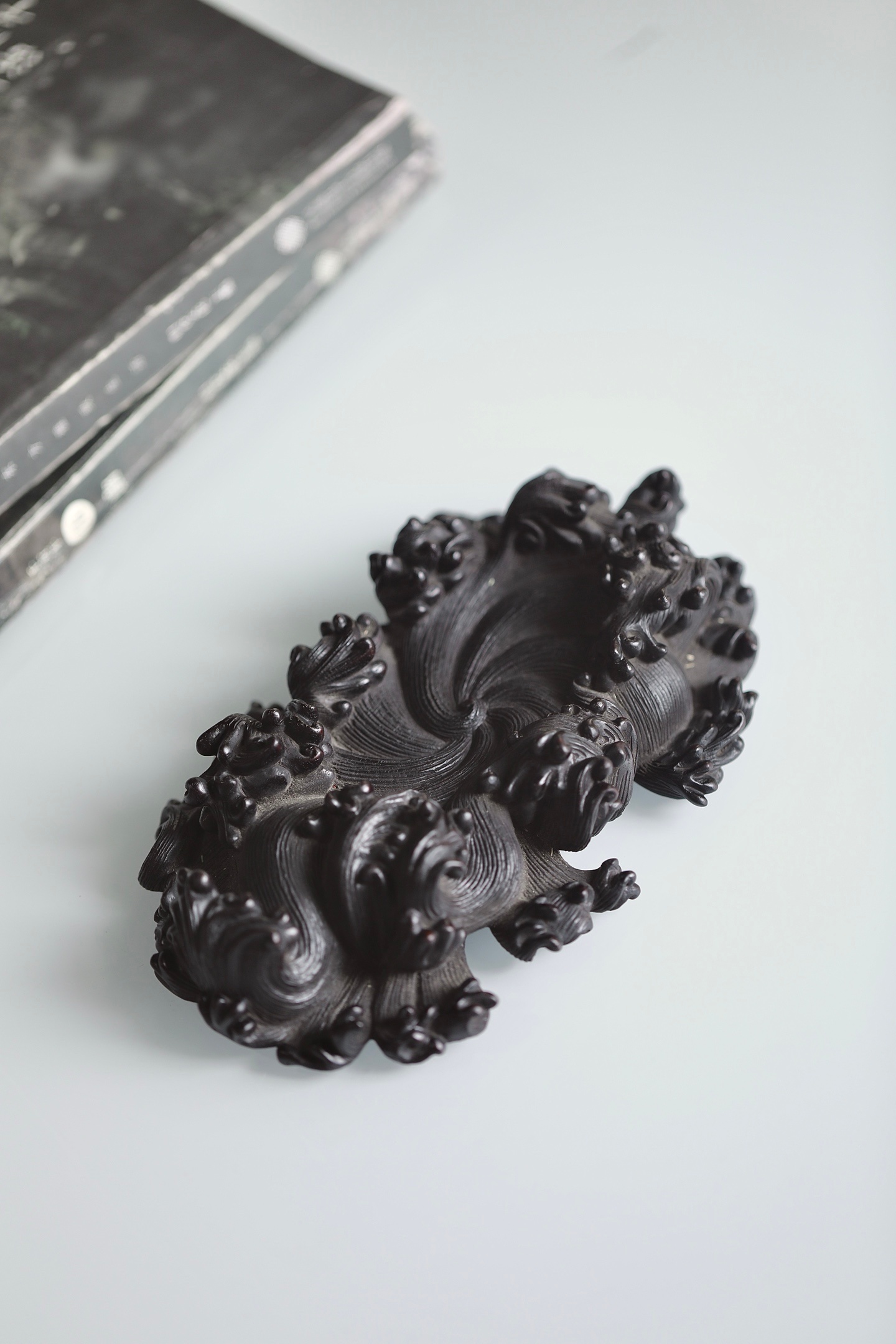 血檀 | 浪花底座底座依木之天然形态雕琢，浪涛翻卷，浪花灵动，背面纹理如扇面舒展