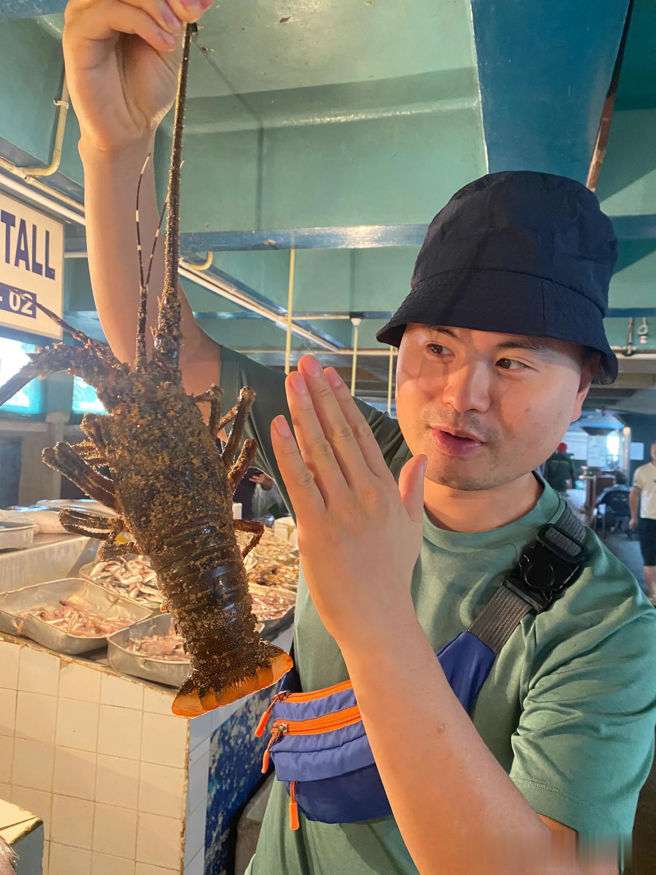 最近的的大龙虾价格确实有点感人，随随便便就能实现龙虾自由
图一：是一斤重的龙虾，