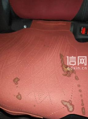 “太恶心了！”天津，网约车司机送完一对年轻男女后，往后座一看，竟发现后排坐垫上糊