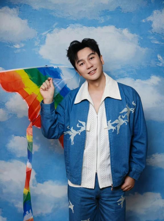 1. 李晨已经放下了对自身咖位的执念，只要酬劳合适的工作都会考虑接手。网红直播站