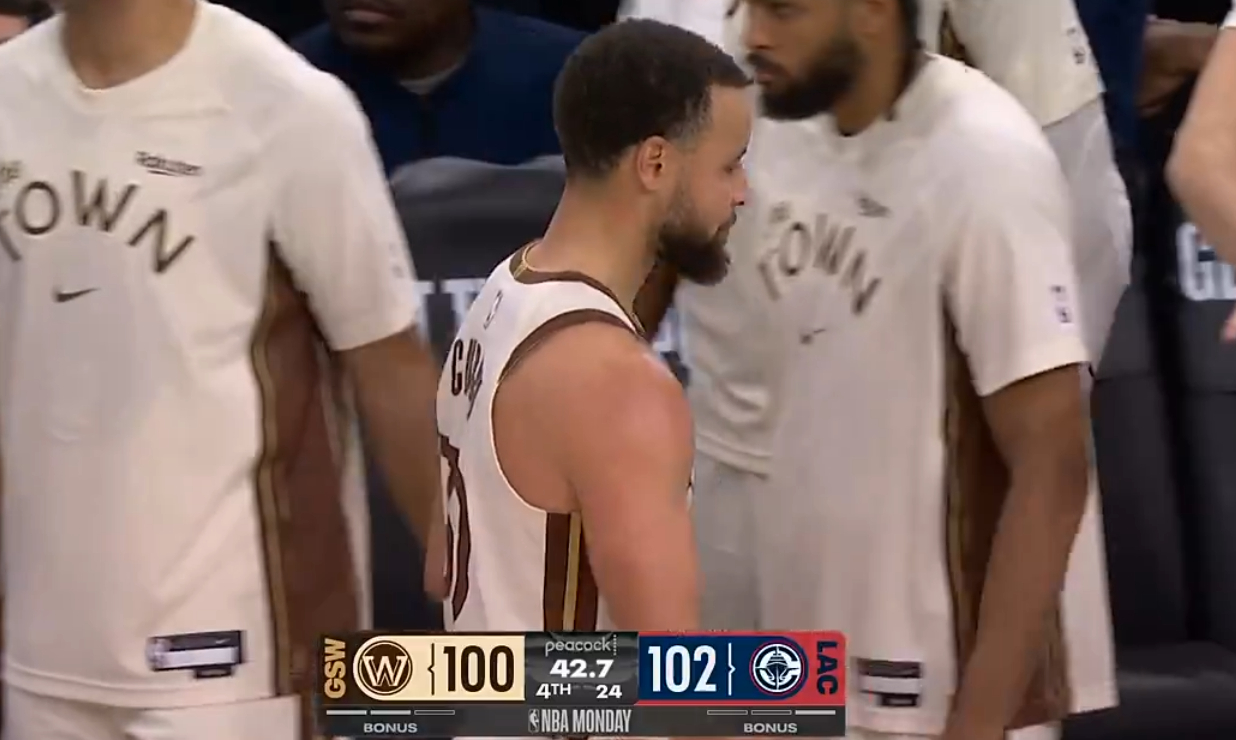 连续投进两个三分缩小到1分后，库里六犯离场。 