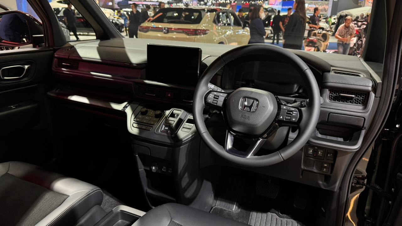 全手动调整，没有零重力的包装
简单的前后调整+靠背和腿托的组合
这张第二排座椅就