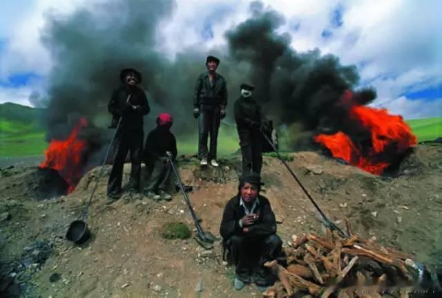 1992年，青海五道梁，格拉丹冬冰峰下的青藏公路道班。 