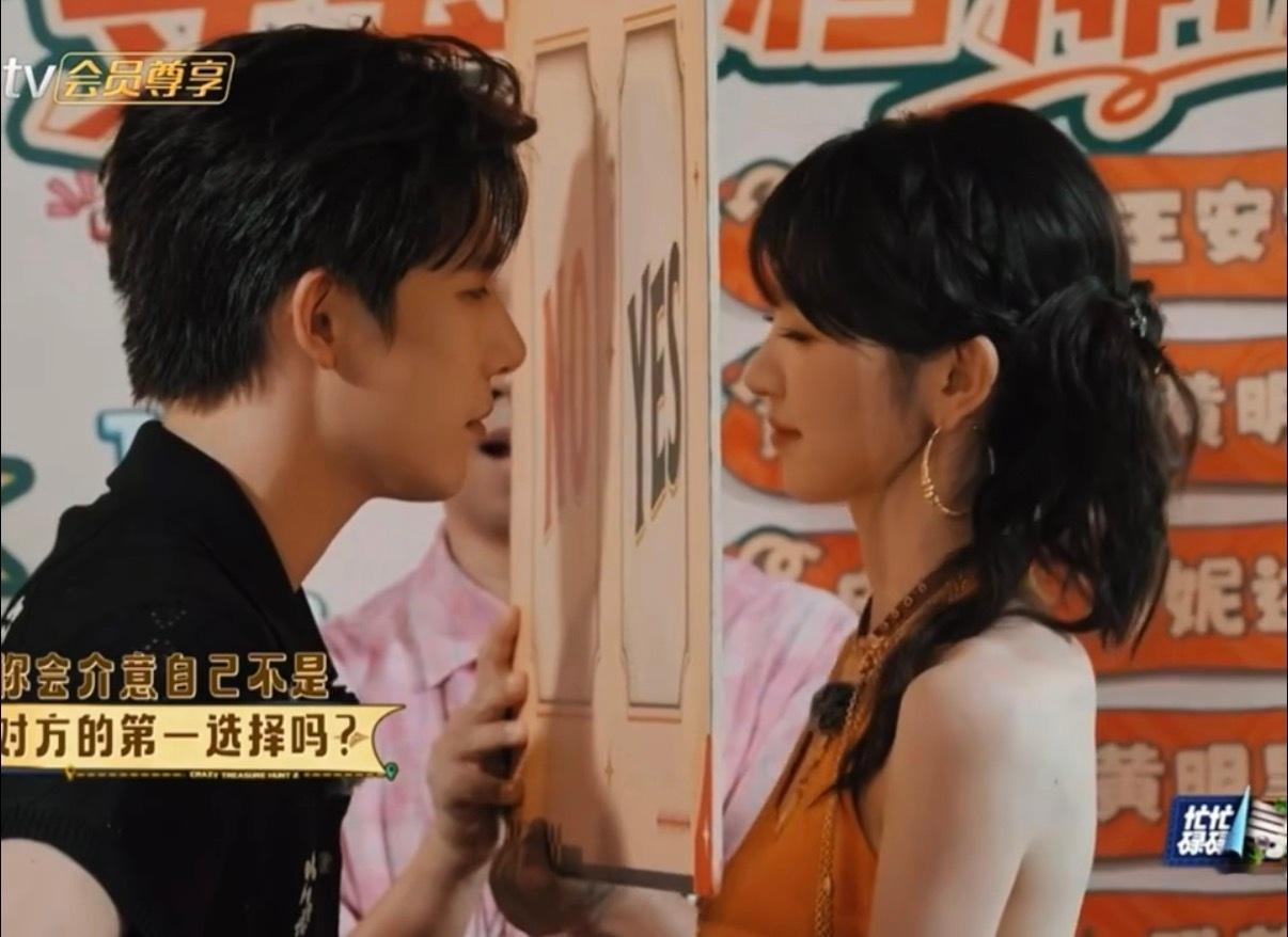 王安宇一枚嘴硬但介意敏感小男孩 看老王哥和小田的答题对决，题目是介不介意不是第一