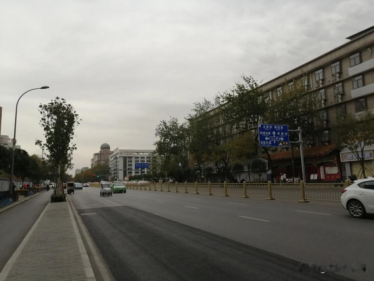 西安北大街十字西北角，路过了一