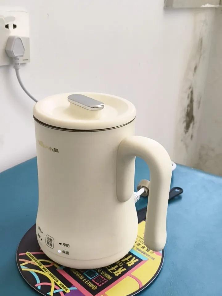 后来喝烧开的水，毕竟安全放心。
      以前单位统一供应桶装水，口感和味道确