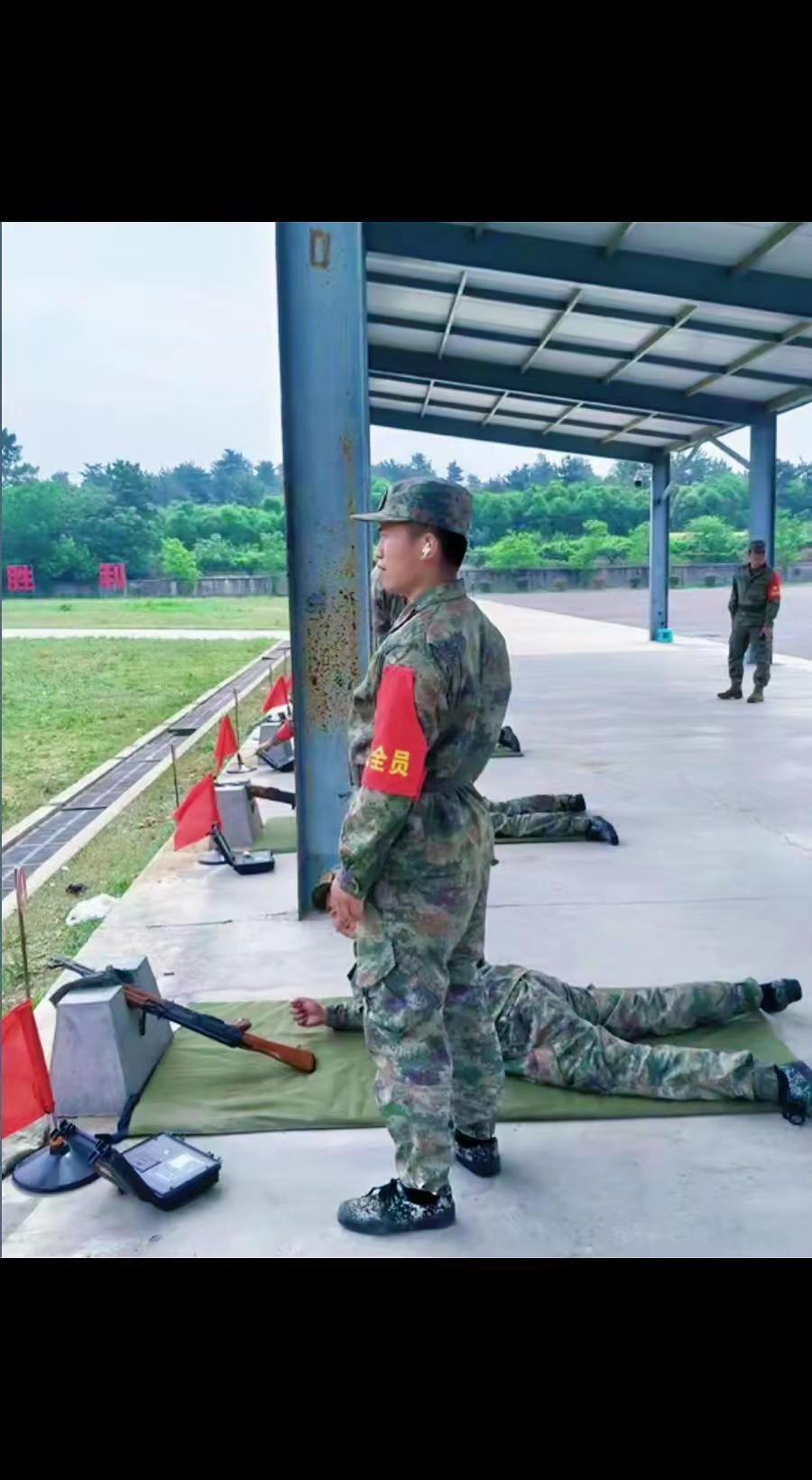 有志青年参军入伍 ，国防安全教育 ，是不是卧姿装弹👍👍👍👍 当兵体能 强