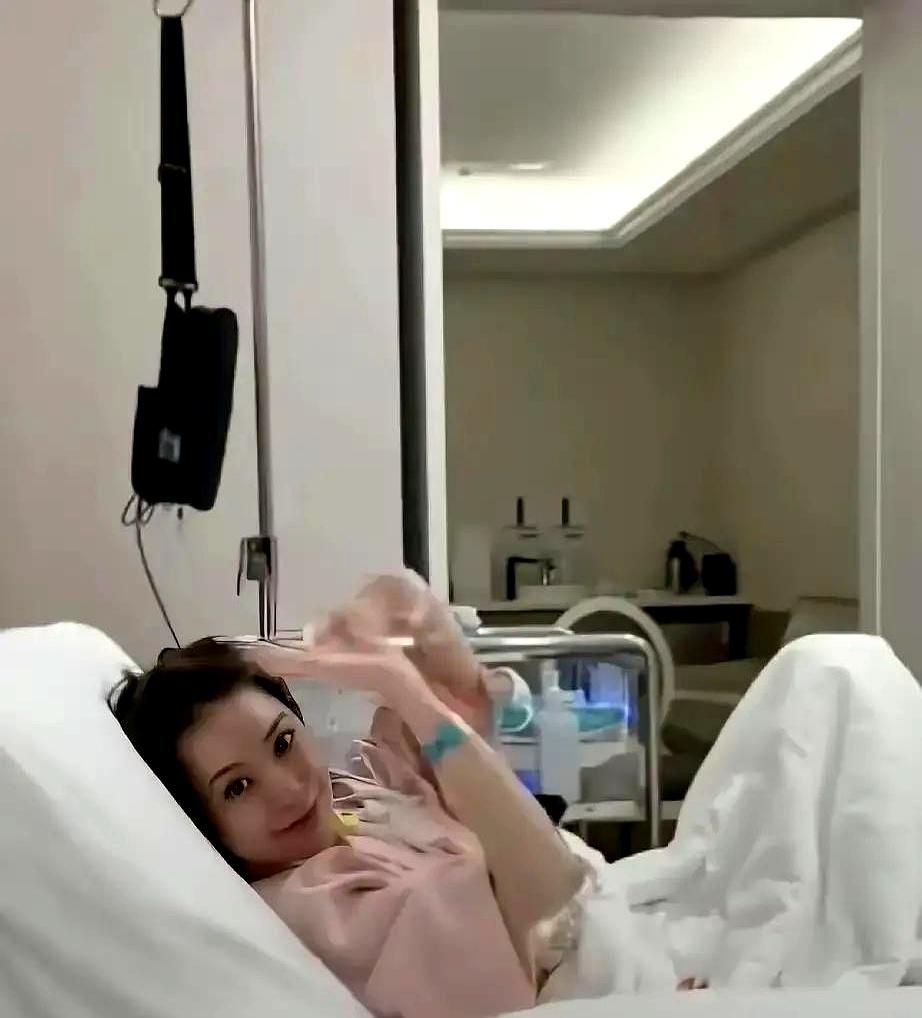 一张精修抱娃照，很容易让人以为产后可以“光鲜”买到。
马筱梅上镜像个时尚博主，背