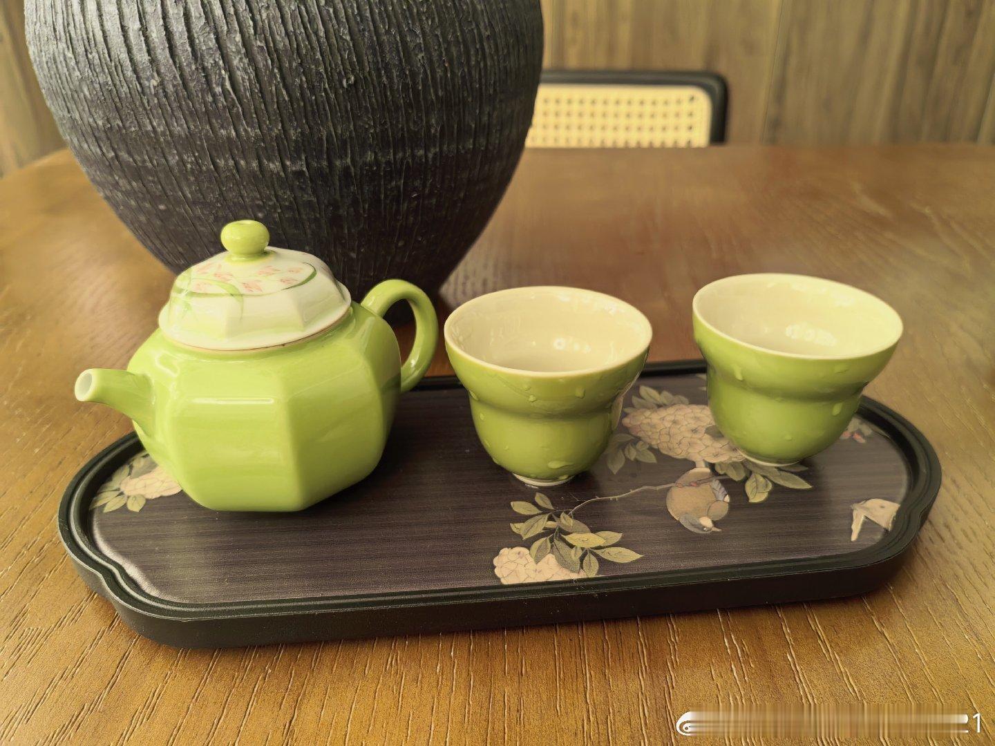 又是一套茶具，壶特别迷你！翠绿色，也非常漂亮！ 