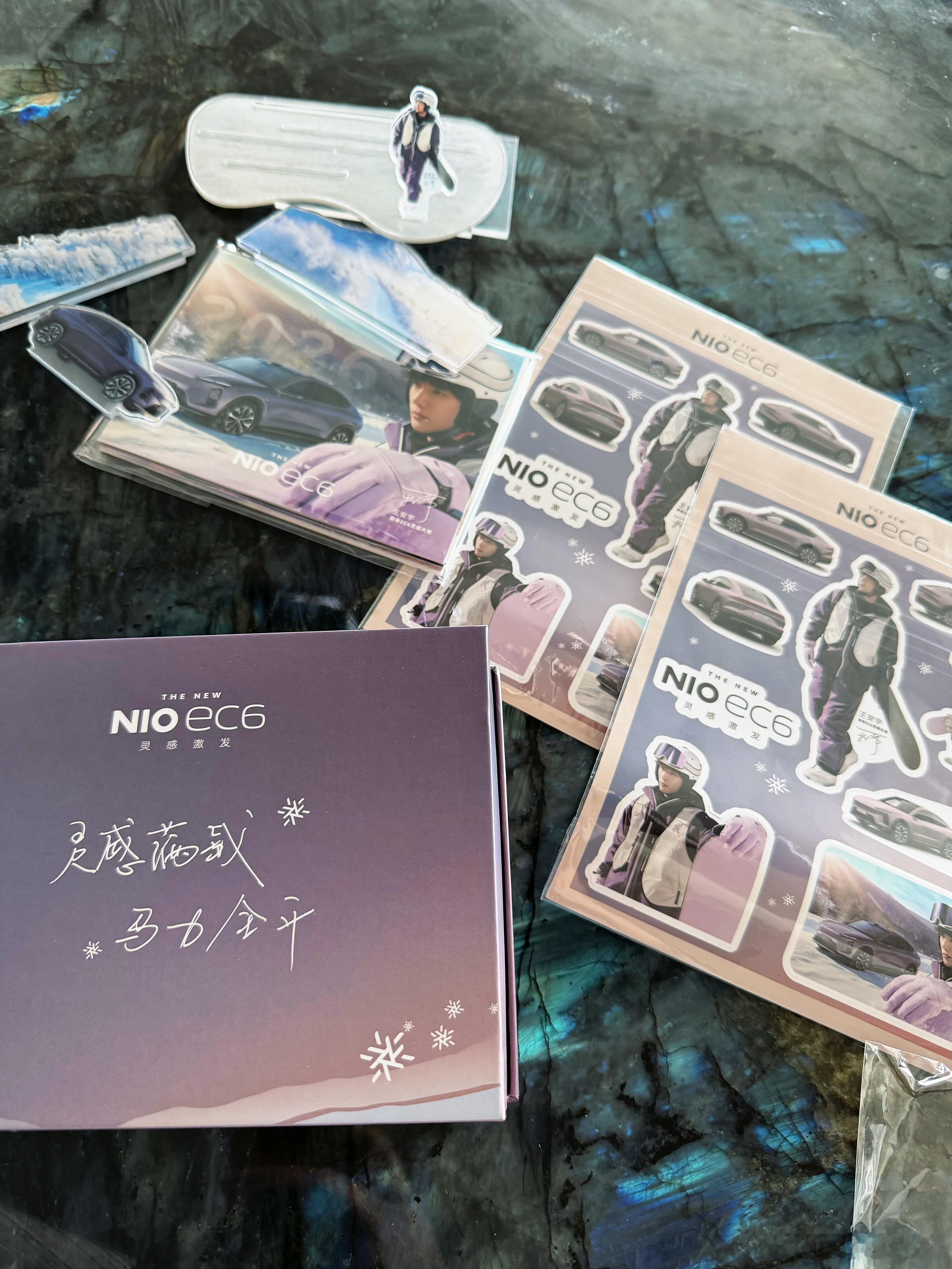 来一杯蔚来咖啡蔚来 今天收到了王安宇的台历呀帅炸了，有朋友想要的吗？ 