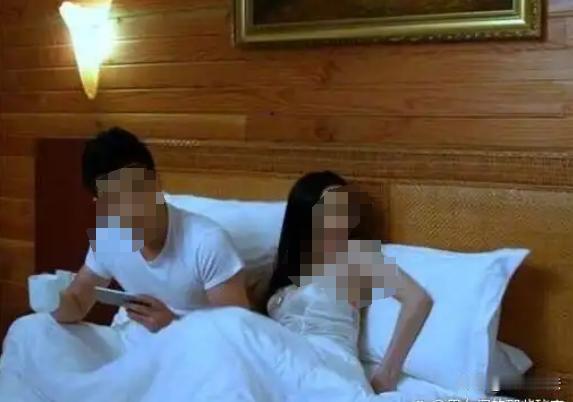 湖南岳阳，一男子跟女友预定了170元的大床房，二人当时就穿了轻薄的内衣，到凌晨的