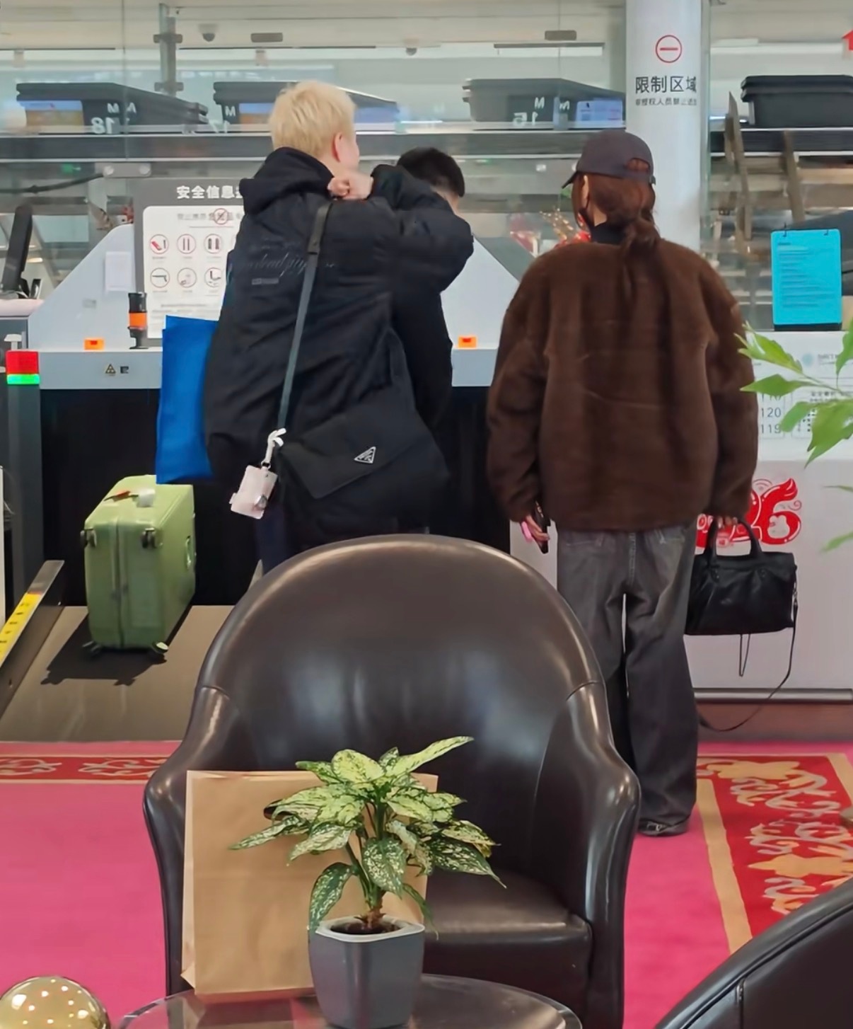 宝宝的吊裆裤好可爱，宝宝太潮了。 