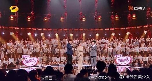 #苏醒演磕cp时的我##李霄云看起来很会谈恋爱# 李霄云超浪漫！舞台结束送刘明湘