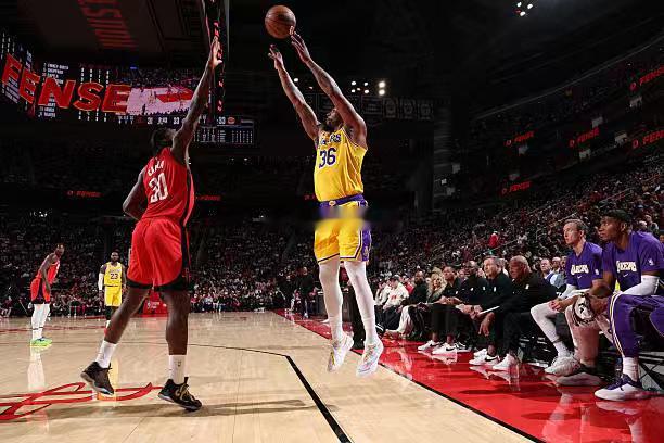 马库斯-斯马特胆子还是够大的，在最后时刻还是敢在三分线外出手的。进不进是一回事，