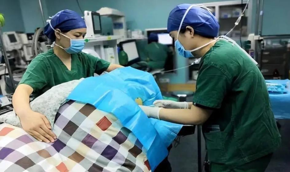 女子在医院做全麻手术，手术结束后 1 小时，女子报案称遭医生吮吸胸部。经鉴定，她