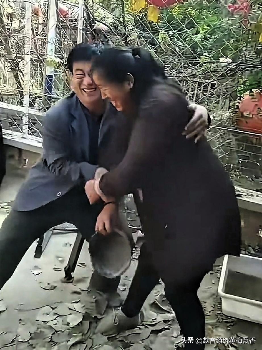 这是谁呀？竟然在公众场后对大衣嫂动手动脚搂搂抱抱，他们也许是熟人开玩笑，农村人在