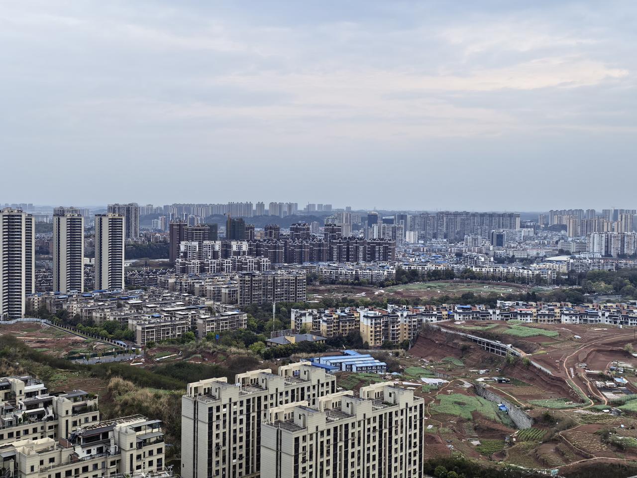 这起事件确实处处透着荒诞——一个在编职工实名举报自己“吃空饷”，而且一吃就是6年