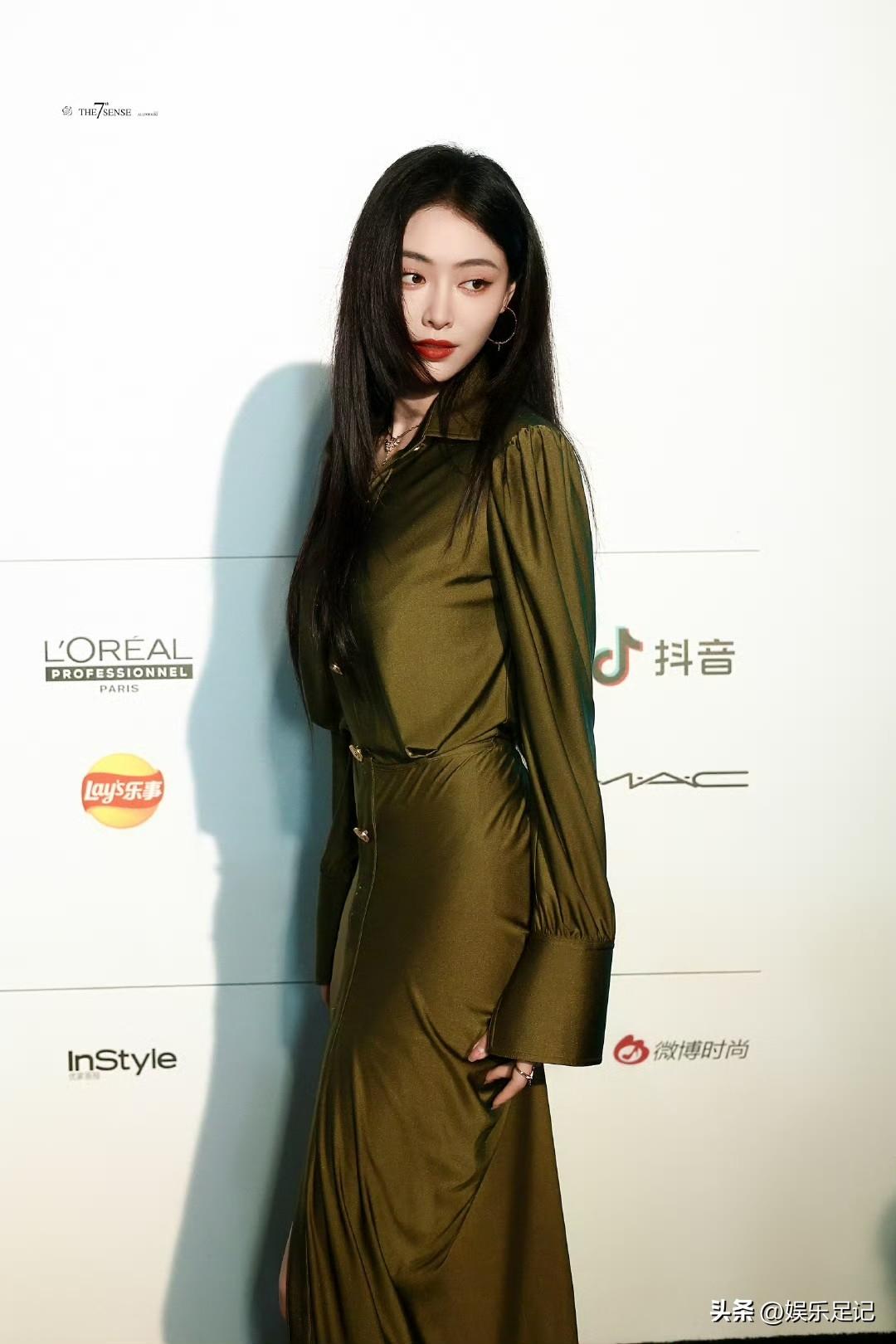 许佳琪，你这衣服是不是太方便我了[爱慕][爱慕][爱慕]