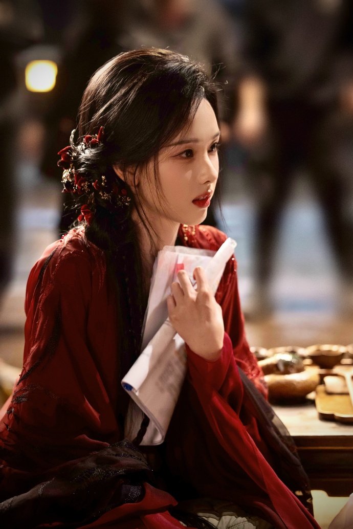 陈都灵给自己都跳笑了陈都灵AI式机械舞 别人跳机械舞：popping。陈都灵跳机