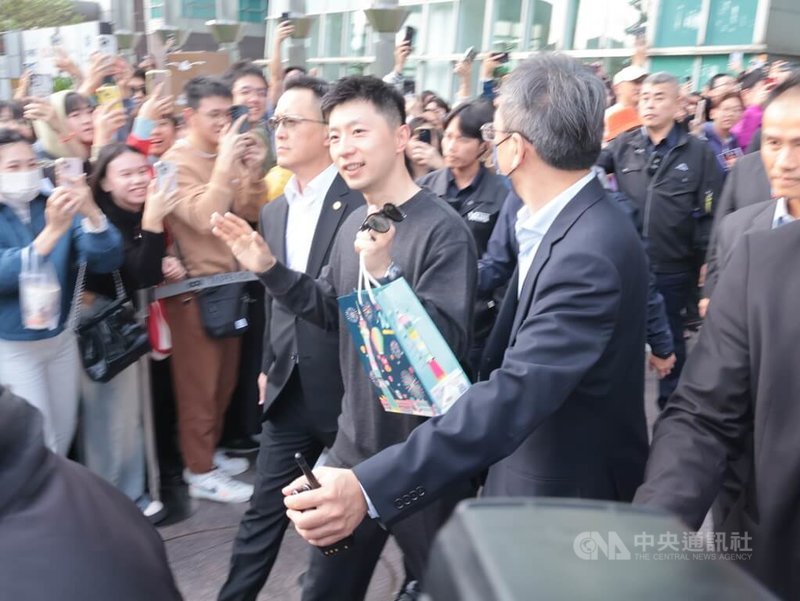 一名16岁高中生对中央社说，很热爱桌球运动，马龙是很敢进攻的球员，特别喜欢马龙的