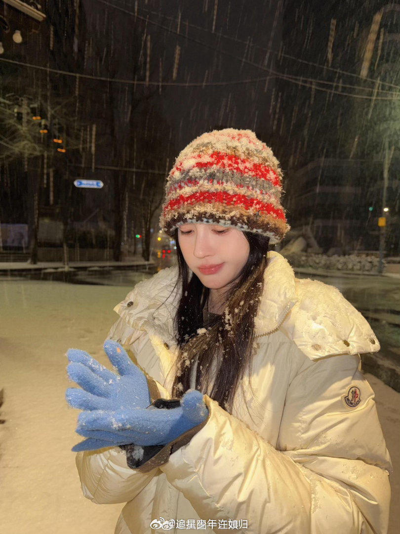鞠婧祎布灵布灵闪闪发光 她往那一站，整个人都在发光。鞠婧祎布灵布灵的眼眸像银河，