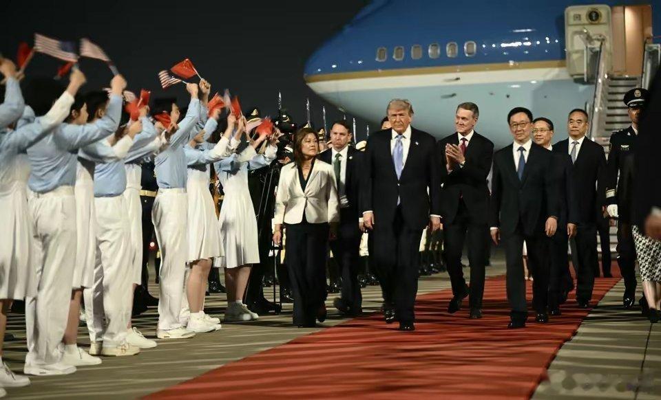 【黄仁勋和马斯克在第一梯队下机】特朗普抵京城现场高清大图，有细节，很讲究。标准的