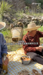 80岁奶奶和闺蜜晚年生活 晨雾里并排打太极的剪影，云手推转间恍惚回到穿布拉吉跳格