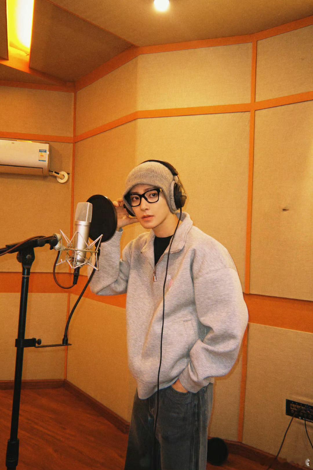 侯明昊录生日单曲录歌的节奏稳稳推进，关于生日单曲的想象也多了几分具体。小侯的生日