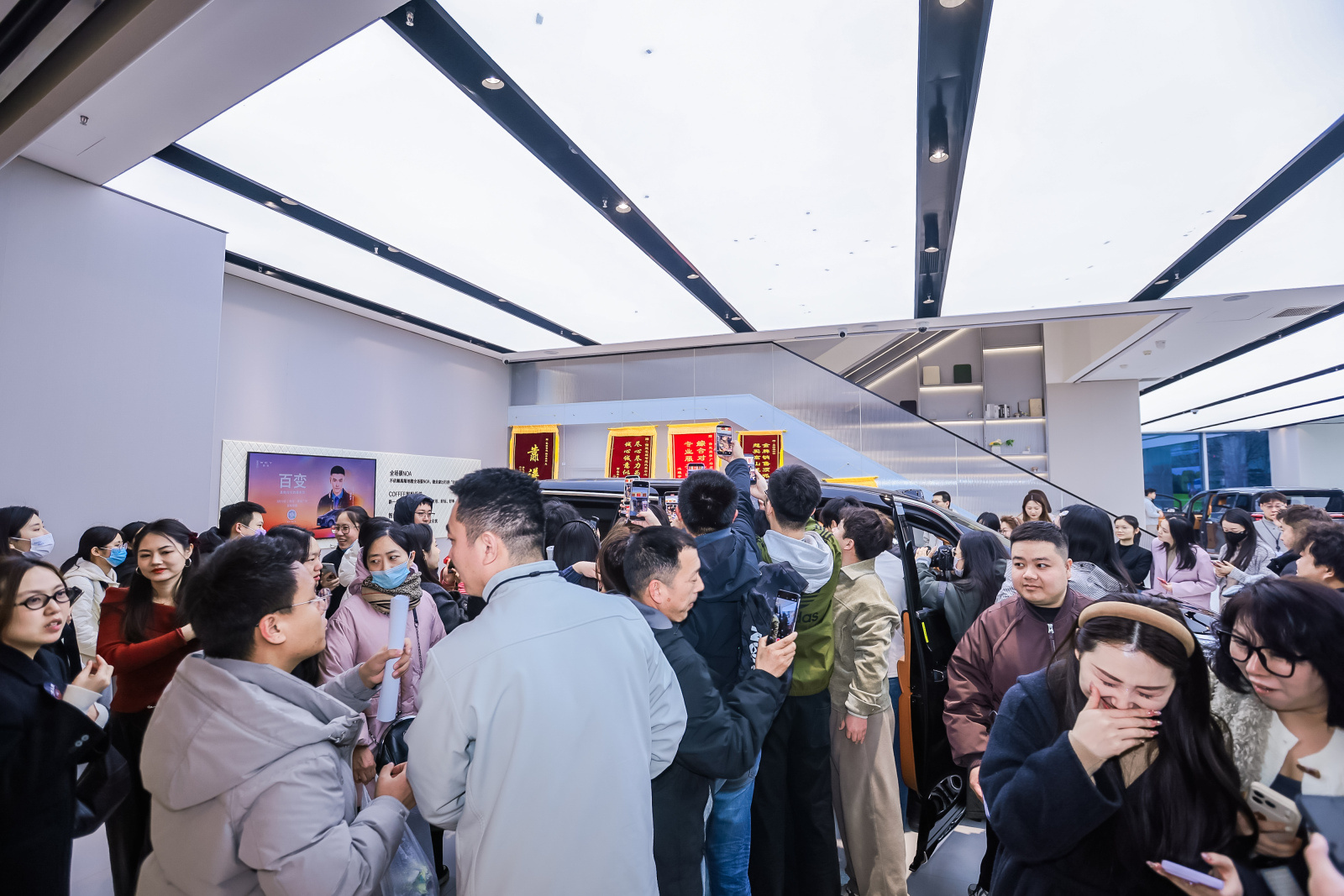 大伙看春晚的时候，都有看到魔术师邓男子的精彩表演吧，现在他也成为了魏牌高山车主，