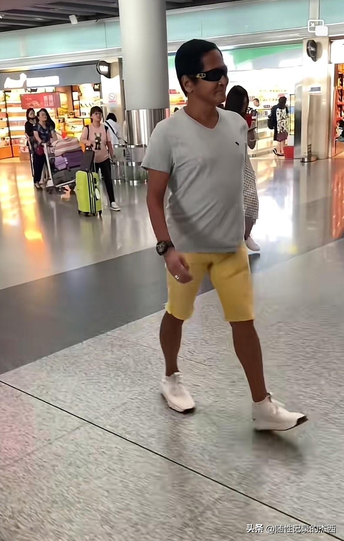 这是哪一位男明星，戴着一副眼镜，酷酷的，身材苗条，有小肚腩，走路都带着风，怎么很