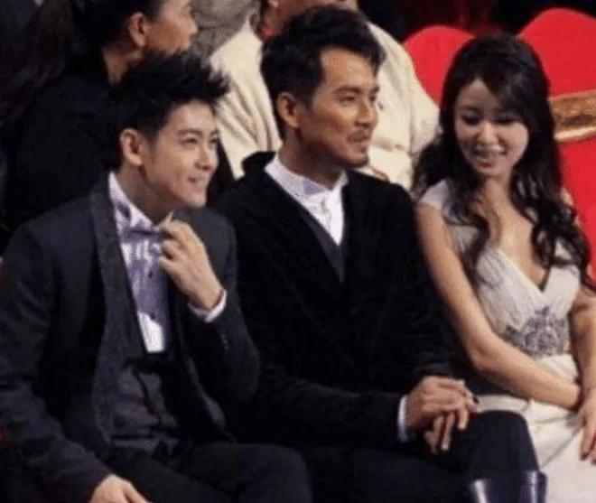 很喜欢这三位实力派双栖明星，多才多艺，能演能唱。左面的歌特好听，右面的颜值不知倾