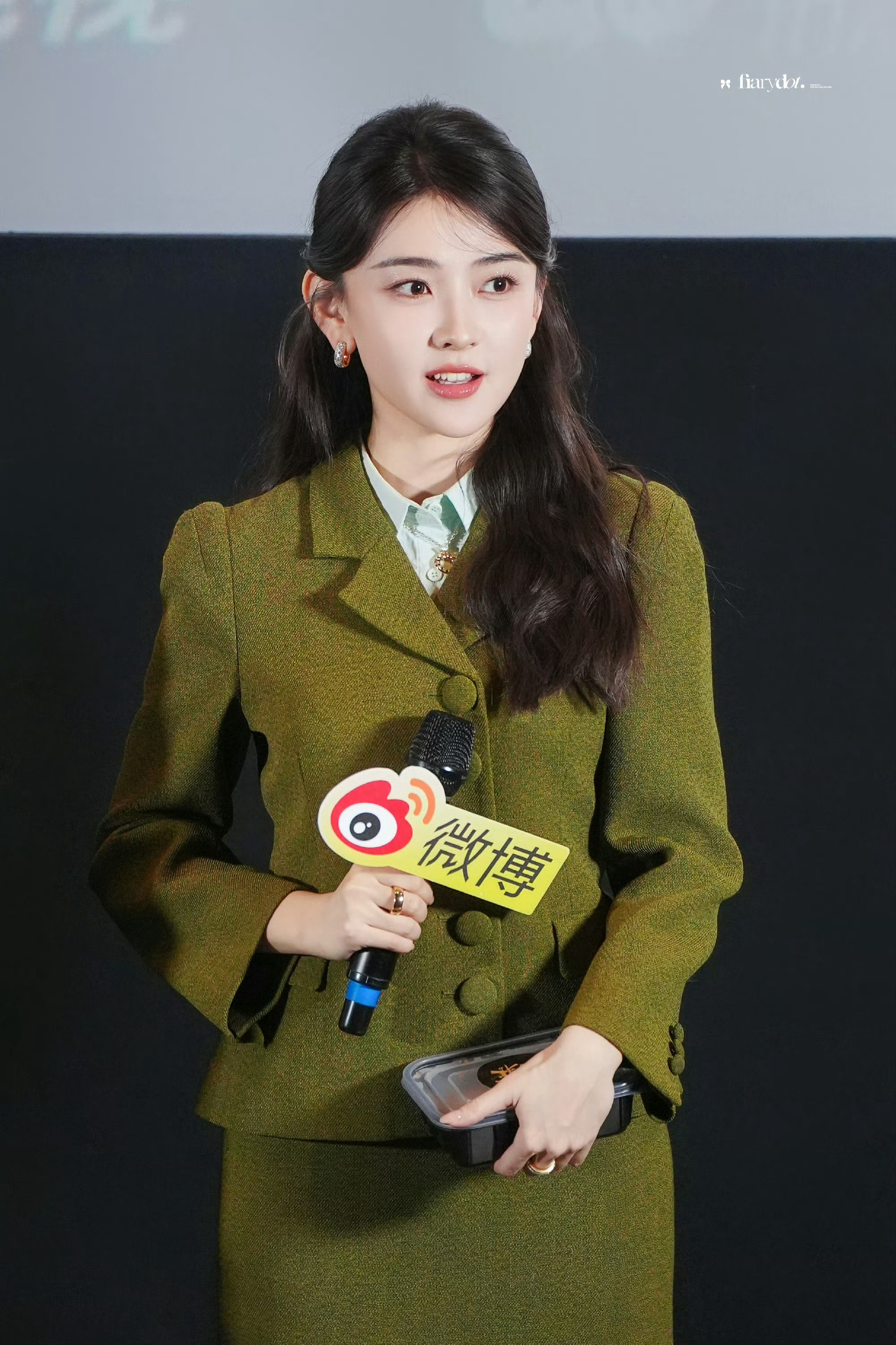 梁洁美成洋娃娃了 梁洁真的越来越美了，温柔的漂亮姐姐