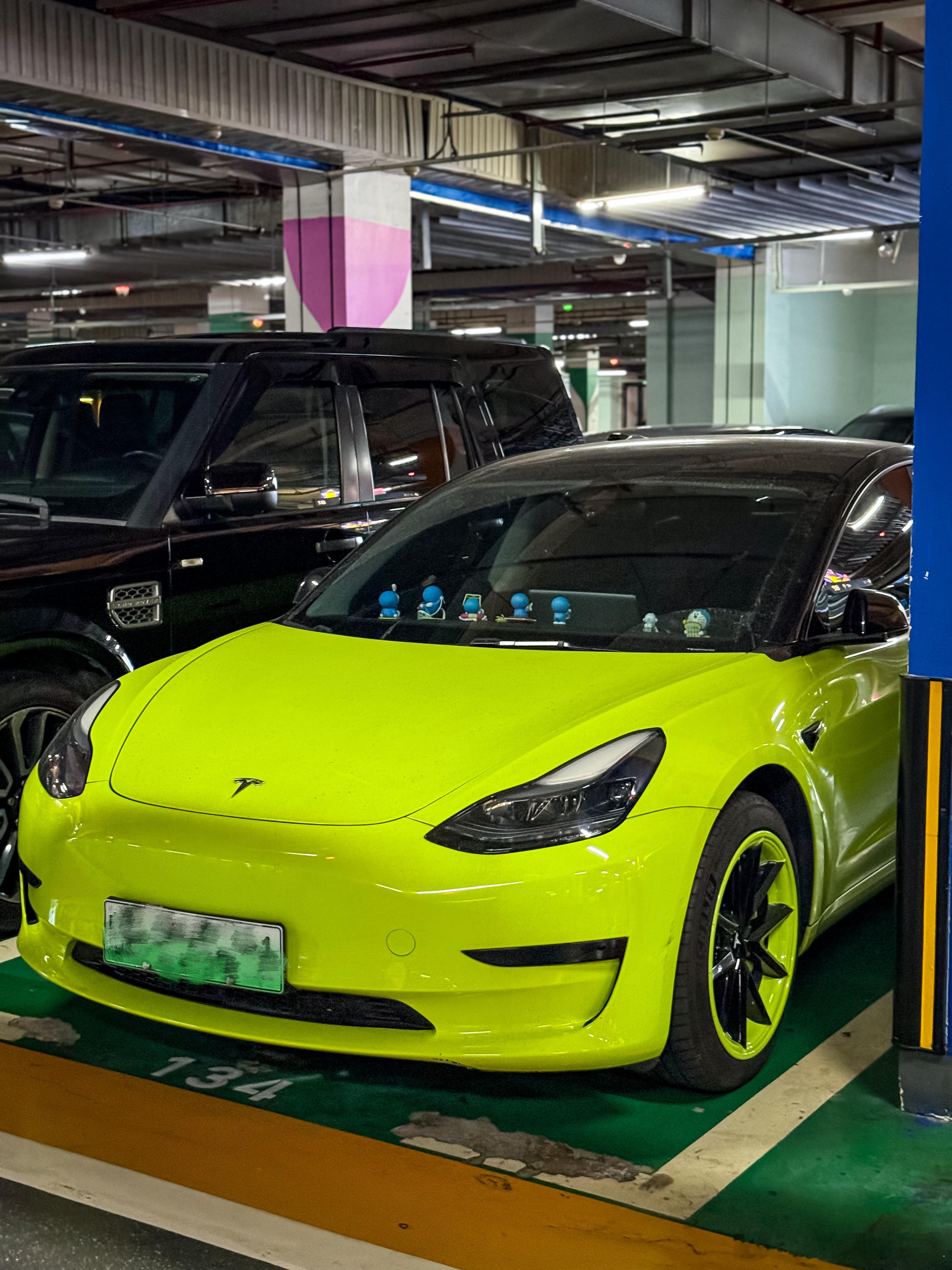 今天遇到的两台特斯拉 Model 3 改的够个性的，是不是一家店出来的？#新能源