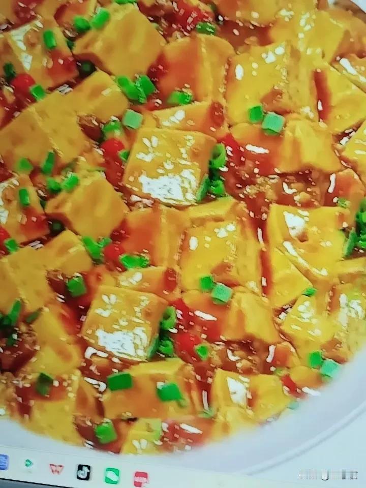麻婆豆腐作为麻辣味型的经典川菜，看似简单，实则暗藏玄机。评判正宗麻婆豆腐有“麻辣