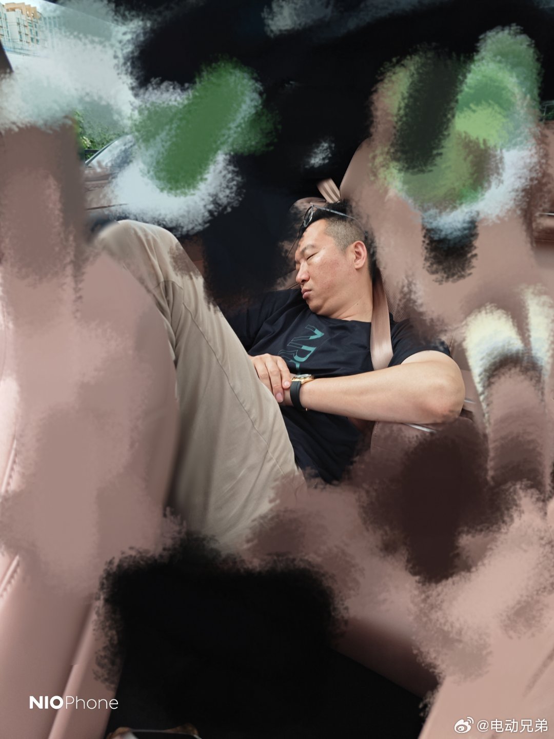 一套好的智驾在一线城市晚高峰全程0接管，并能让这位老兄全程睡觉，我真的觉得还可以