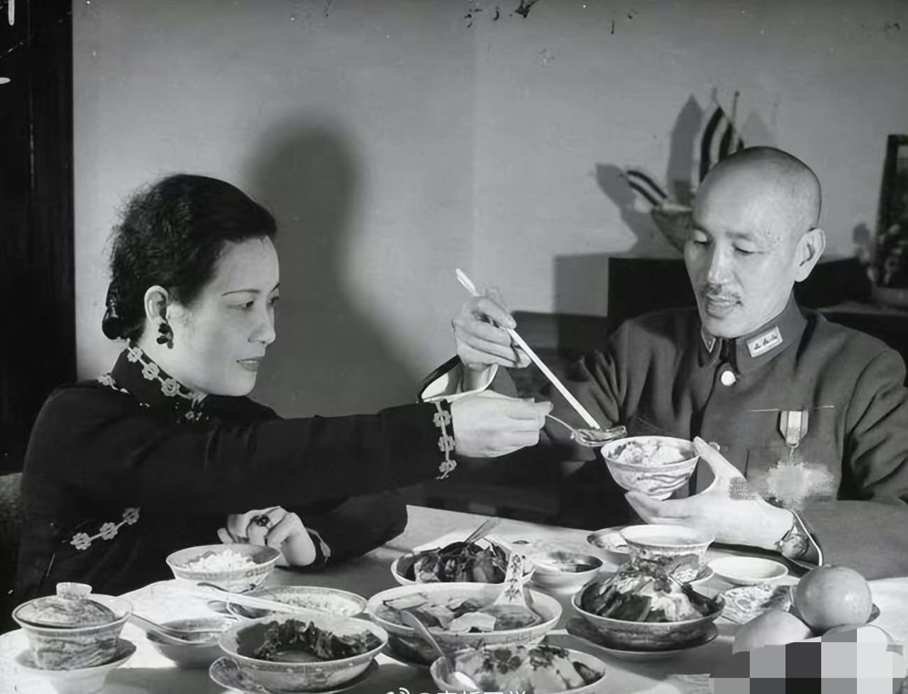 44年抗战时期，全国老百姓啃树皮吃草根呢，重庆蒋介石宋美龄夫妇用进口精致的餐具吃