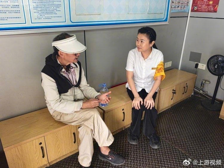 #重庆公交员工暖心护送迷路老人回家#【老人外出乘车迷路 公交工作人员暖心陪护助其