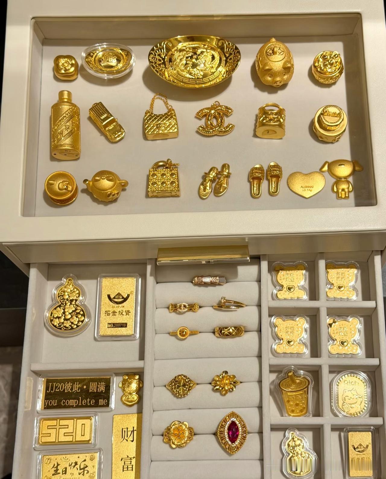 目前黄金现在已经下900了
那些追高买的人可能要套牢一阵子了[笑哭]
一周跌了1