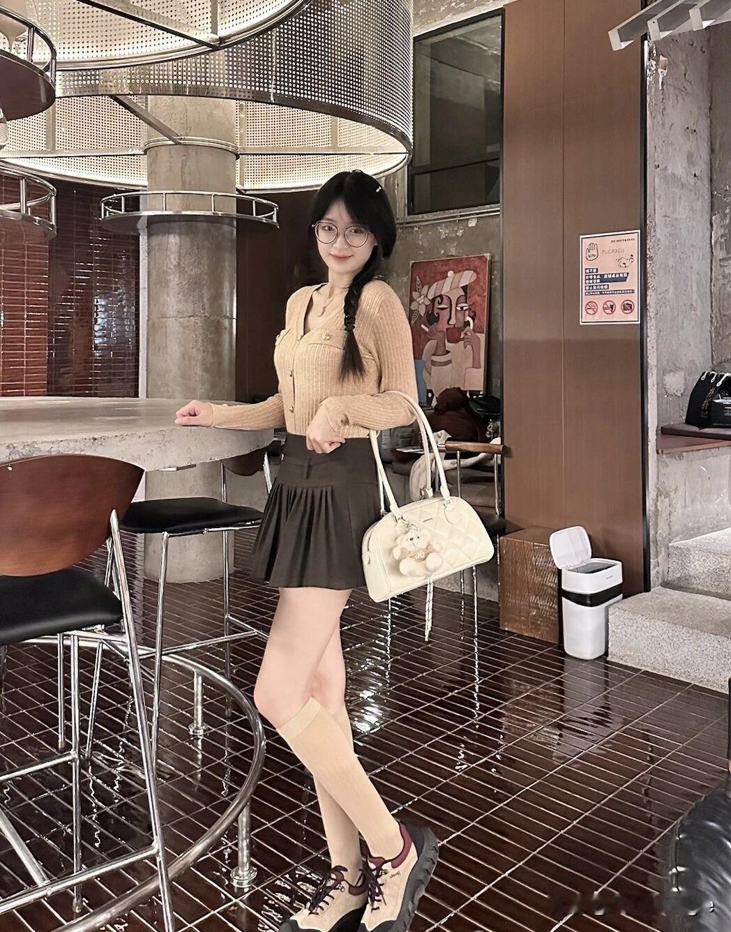 红袖添香夜，轻纱掩面妆。