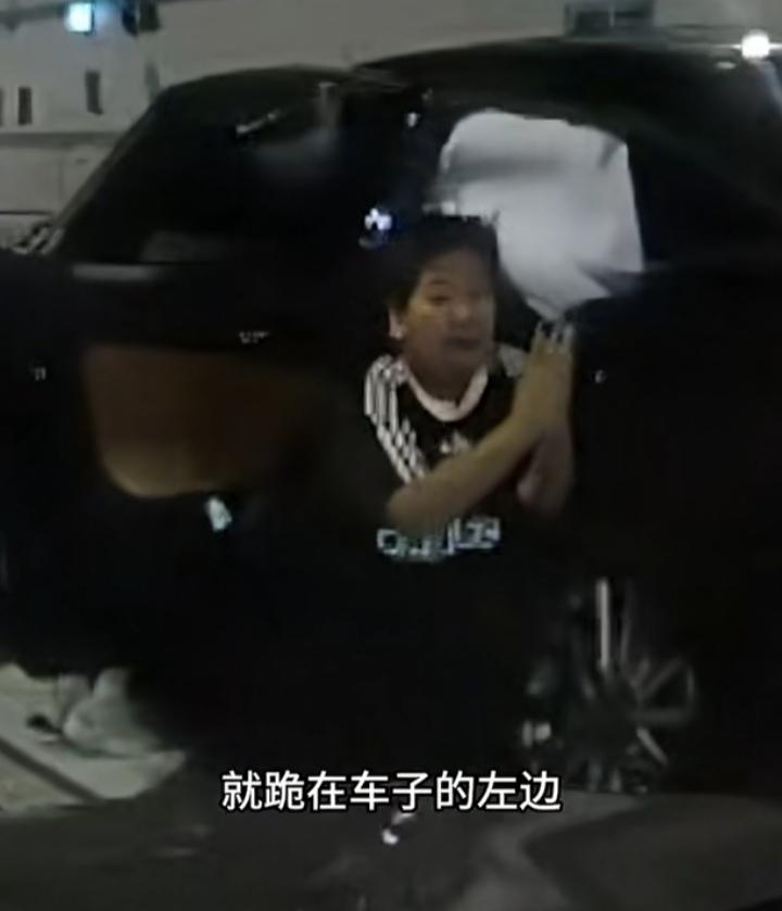10岁小男孩跪地救母这件事，看了原视频，发现小男孩不简单啊。
据救人车主描述，当