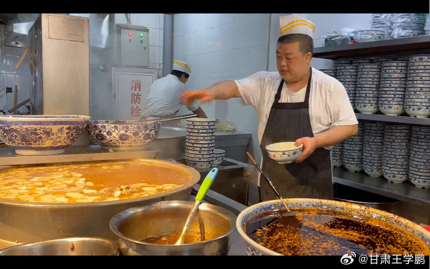 兰州人的一天从一碗牛肉面开始很多外地人称作兰州拉面，本地人只会亲切叫它 “牛大”