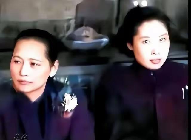 二位革命前辈，也是巾帼英雄，在一起的合影，但凡认得一位，您就超级了不得！