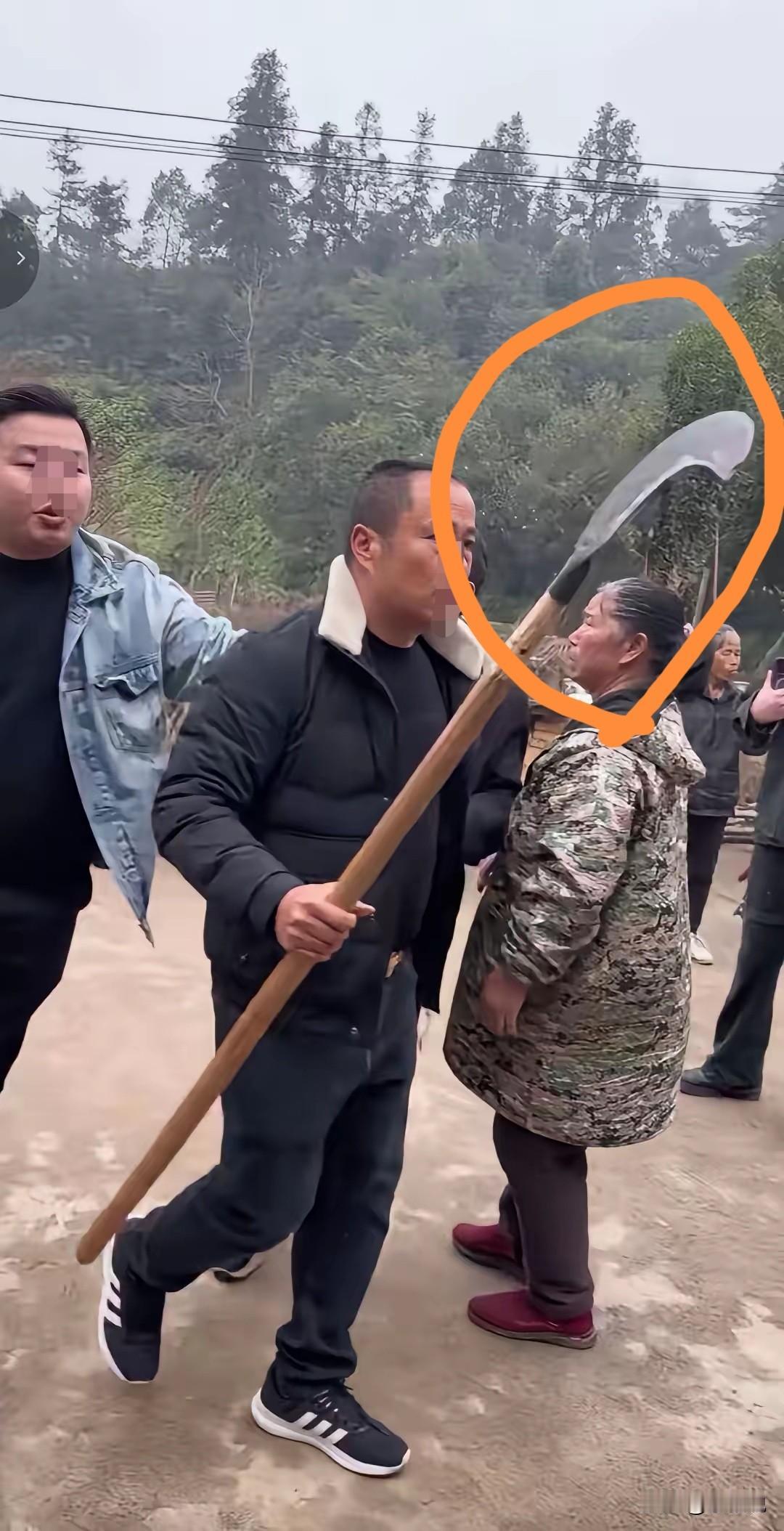 精神小伙杀年猪请村民，村民不稀罕，闹到要报警，压力给到帽子叔叔。

网红博主带着