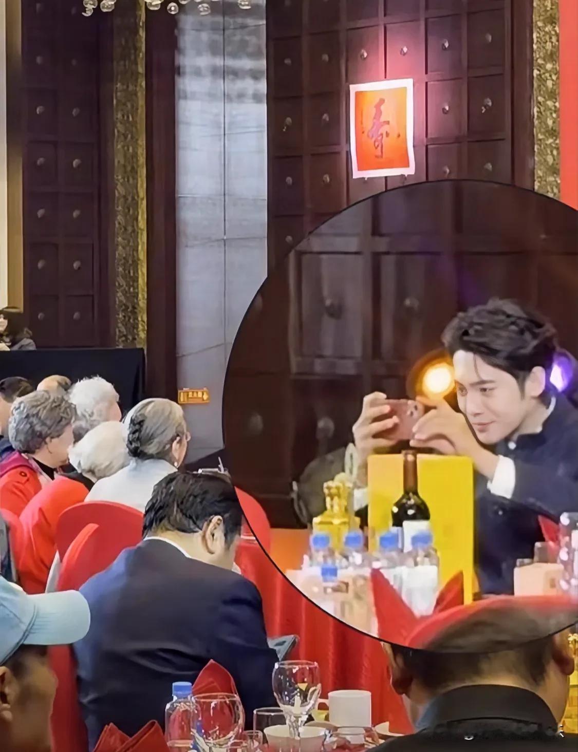 四位老艺术家的照片是让他拍的，牛！
你以为是个人随随便便就能拍照了，错！
没有调